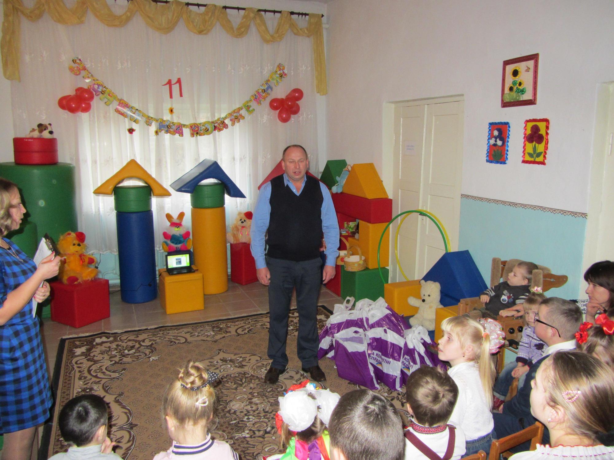 У Білогірському районі активісти партії відвідали дітей-інвалідів