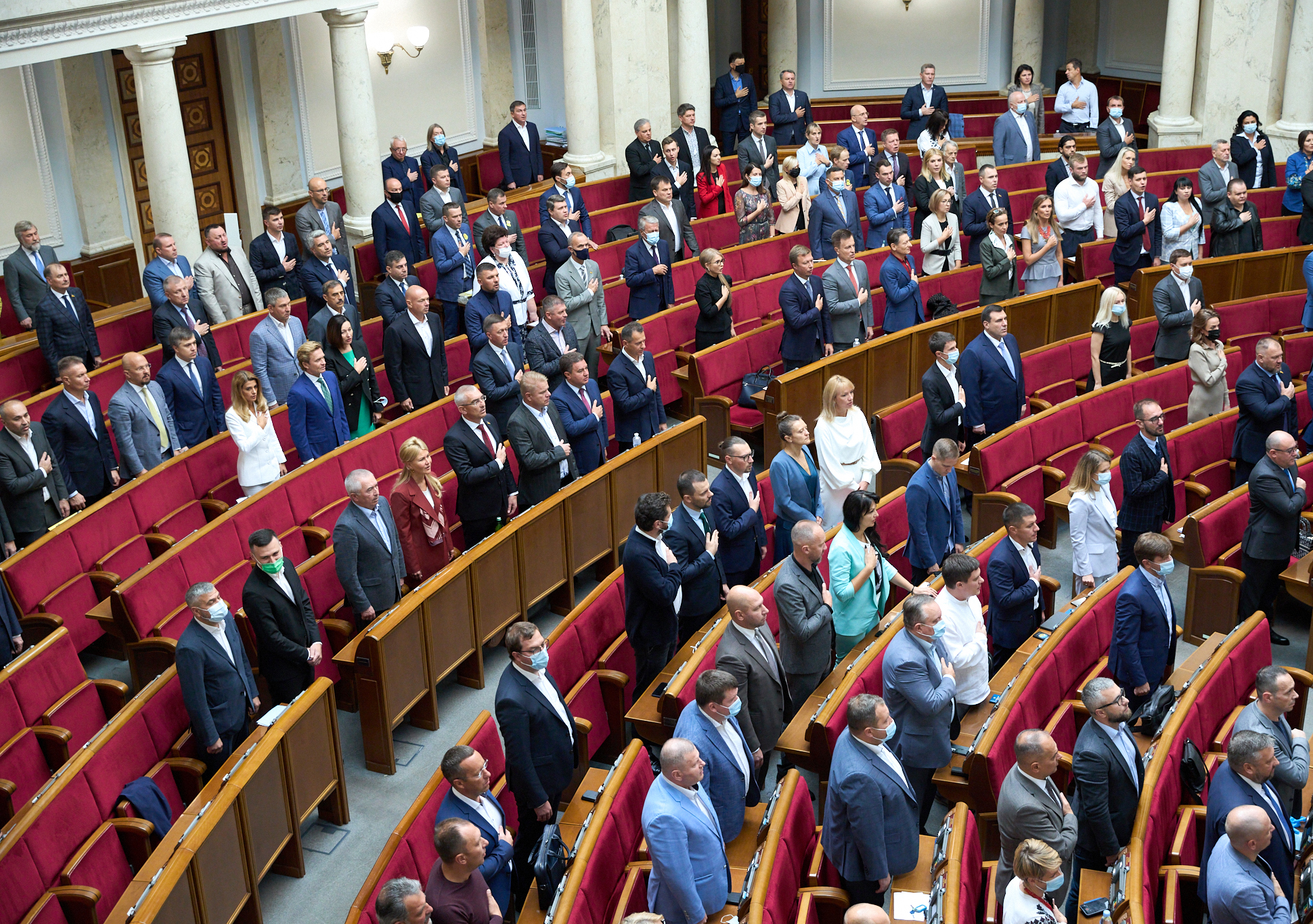 Верховна Рада відкрила перше засідання шостої сесії