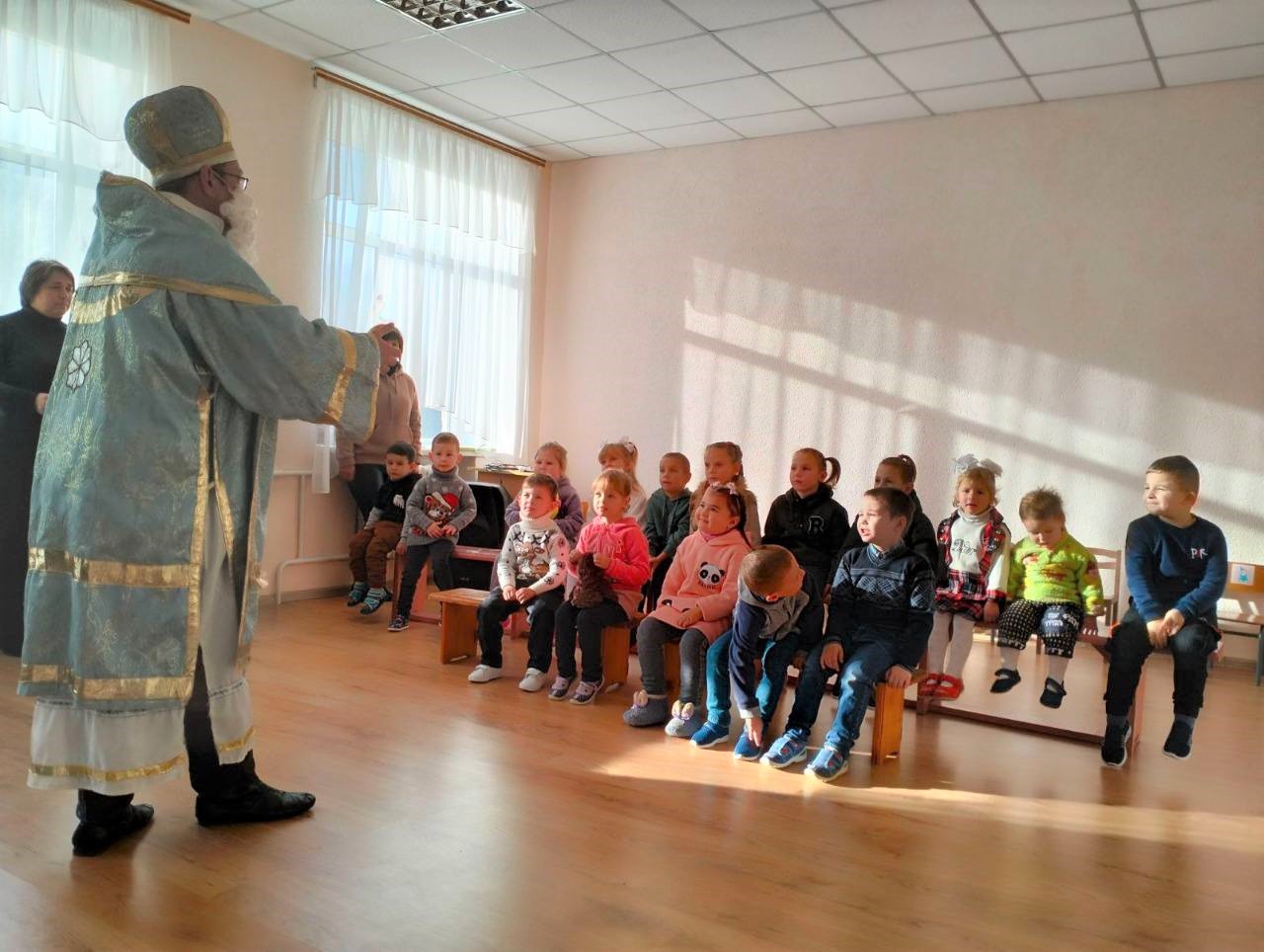 Святий Миколай передав солодкі подарунки дітям Хмельниччини