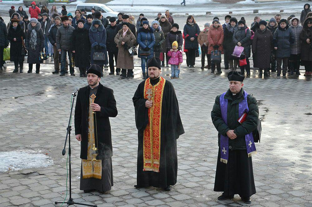 Городок вшановує героїв Небесної Сотні