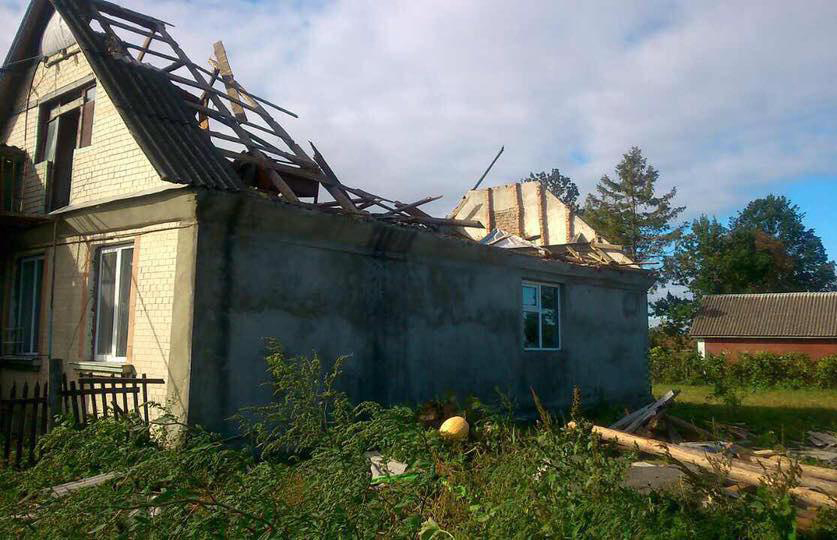 Теофіпольщина: ремонт даху будинку в Лютарівці